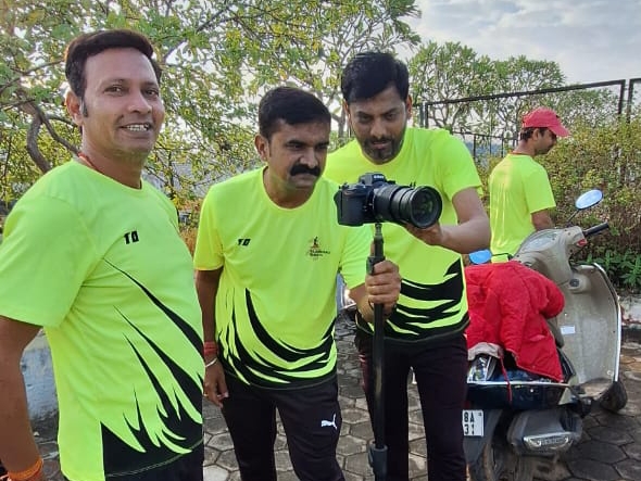 रनर्स ग्रुप फिटनेस को ध्यान में रखकर कुछ ना कुछ कार्यक्रम का आयोजन करते हैं।