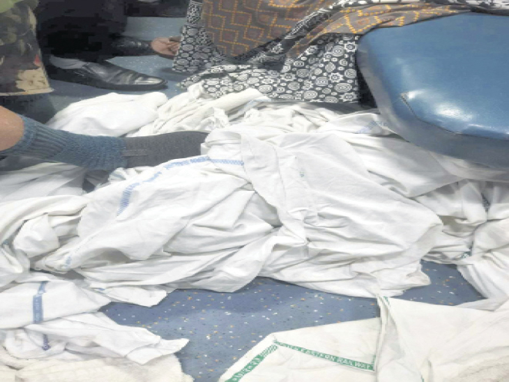 The condition of Rajdhani train is bad, blankets and sheets are dirty