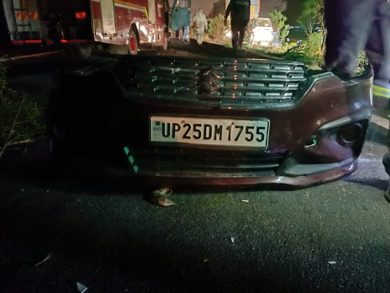 डंपर से टक्कर के बाद कार की बोनट उखड़ गई और दूर जा रही। जिससे कार का नंबर जलने से बच गया।