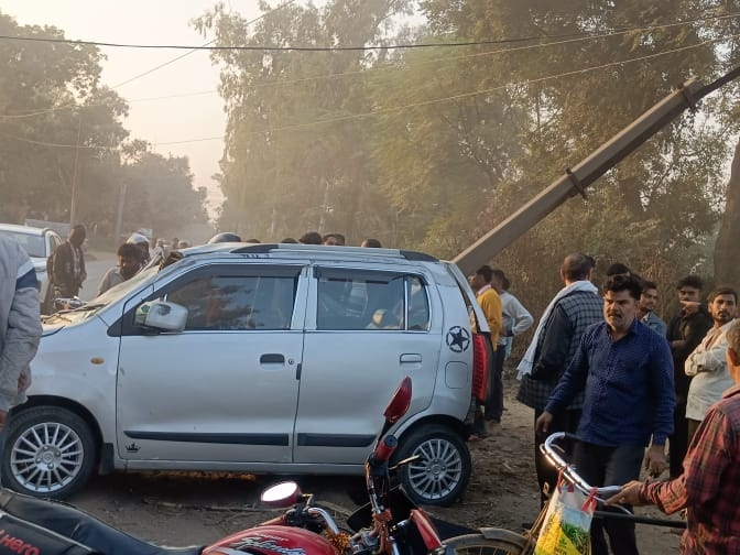 Car collides with electric pole in Meerut | मेरठ में कार की बिजली के ...