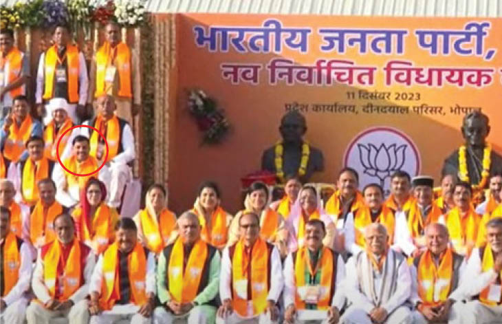 फोटो सेशन के दौरान मोहन यादव तीसरी पंक्ति में बैठे थे। थोड़ी ही देर बाद सीएम के रूप में उनके नाम का ऐलान हो गया।