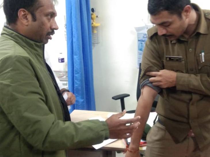 बन्ने खां ने भागने के दौरान पुलिस पर पत्थर भी फेंके थे। इसमें एक पुलिसकर्मी घायल हो गया।