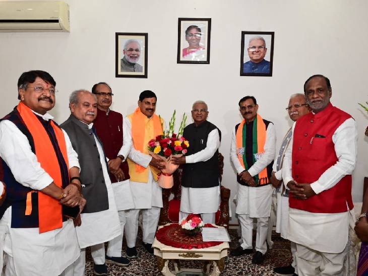 राज्यपाल मंगूभाई पटेल ने नए मुख्यमंत्री मोहन यादव का गुलदस्ता देकर स्वागत किया।