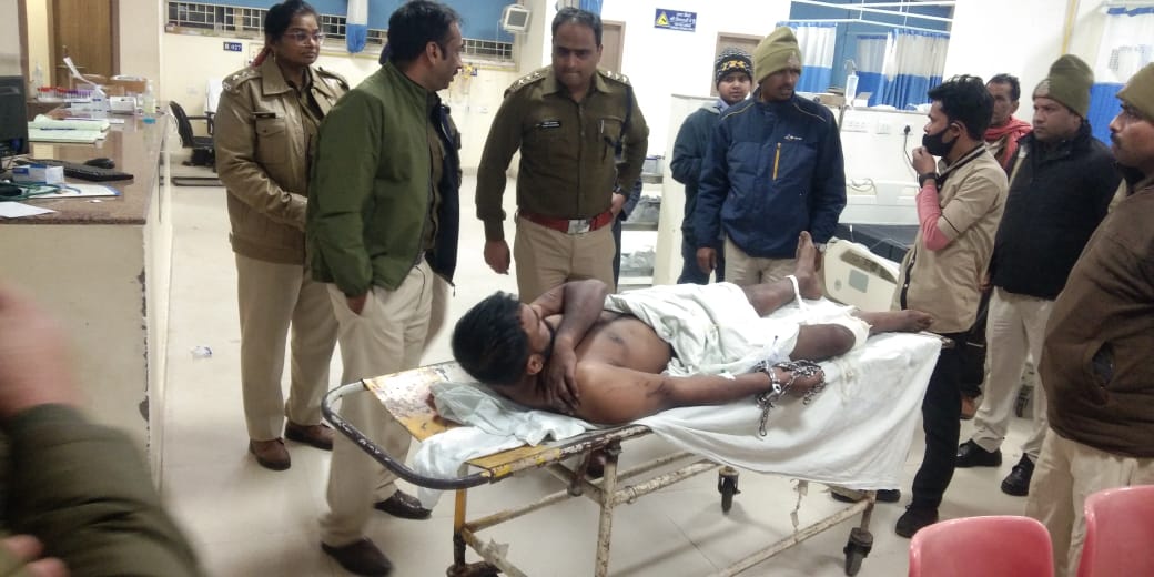 बन्ने खां के पैर में गोली लगी है। पुलिस ने उसे हमीदिया अस्पताल में भर्ती कराया है।
