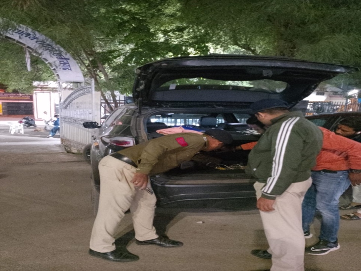 संदिग्ध लोगों और सामानों की चेकिंग की जा रही है।