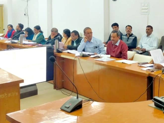 Additional Collector took meeting of revenue officers | अपर कलेक्टर ने ...