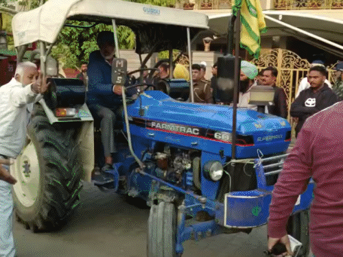 किसान मंगलवार दोपहर बाद से भाजपा विधायक असीम गोयल की कोठी पर धरना दे रहे थे। पुलिस प्रशासन की मुश्किलें बढ़ी हुई थी। आखिर में कड़ी मिन्नतों के बाद सहमति बनी तो रात साढ़े 12-1 बजे किसान अपने घरों की तरफ लौटे।