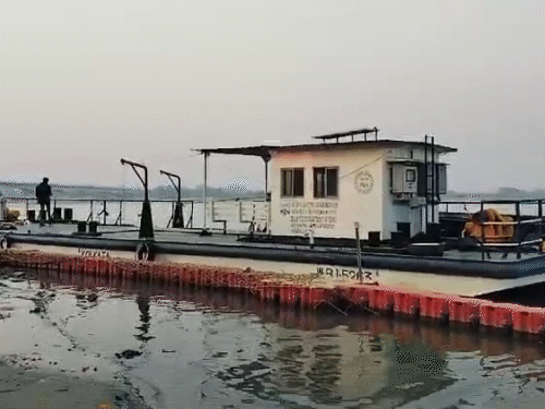 14 दिनों में 17 नाविकों ने दोनों नावों से अयोध्या पहुंचे ।