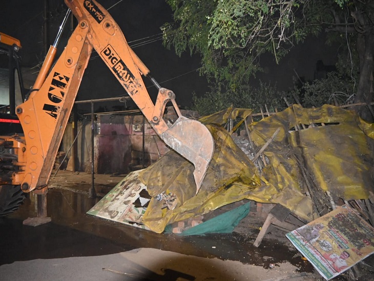 मांस की अवैध दुकानों को तोड़ता बुलडोजर। - Dainik Bhaskar