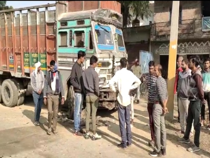 Speeding car collides with parked truck in Rae Bareli | रायबरेली में ...
