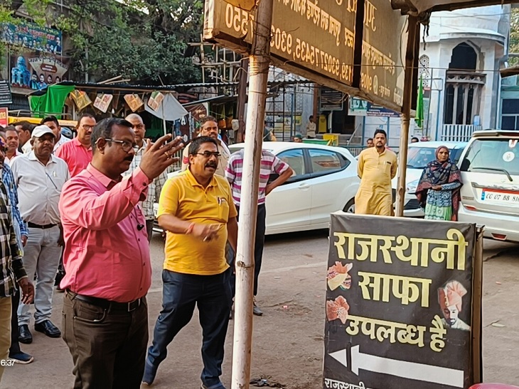 अतिक्रमण पर कार्रवाई करती निगम की टीम