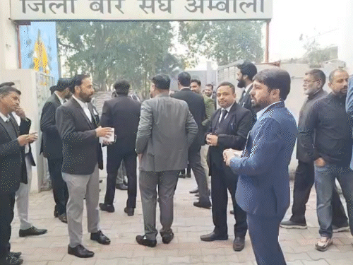 वहीं, चुनाव से पहले प्रधान पद समेत अन्य पदों पर उतरे उम्मीदवारों ने बाजी अपने पक्ष में करने के लिए पूरी ताकत झोंकी थी। चुनाव से पहले आखिरी घंटों में भी उम्मीदवारों ने हवा का रुख अपने पाले में करने के लिए कोई कसर नहीं छोड़ी।