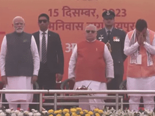प्रधानमंत्री नरेंद्र मोदी, राज्यपाल कलराज मिश्रा और भजनलाल शर्मा मंच पहुंचे। - Dainik Bhaskar