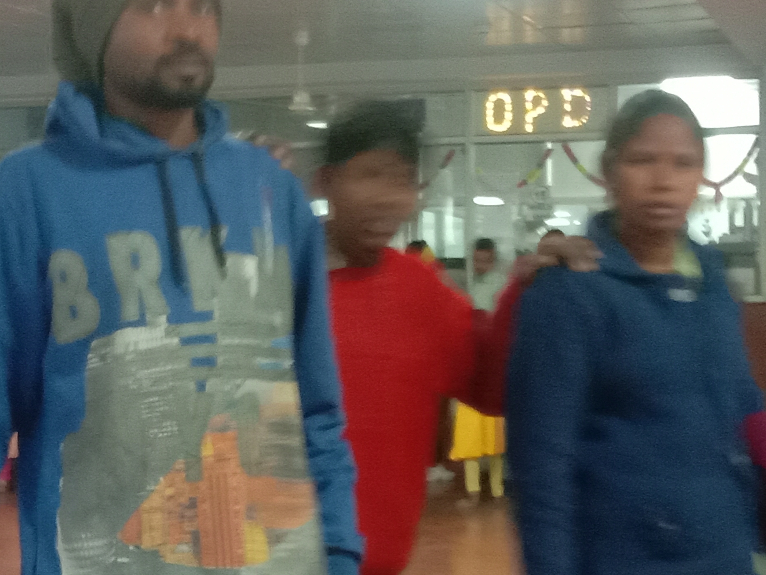 अस्पताल में डॉक्टर्स की कमी से मरीज परेशान हैं।