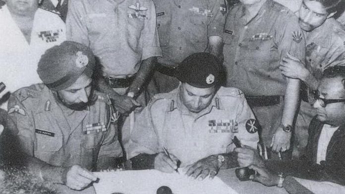 16 दिसंबर को 90 हजार से ज्यादा पाकिस्तानी सैनिकों ने भारतीय सेना के सामने सरेंडर किया था।