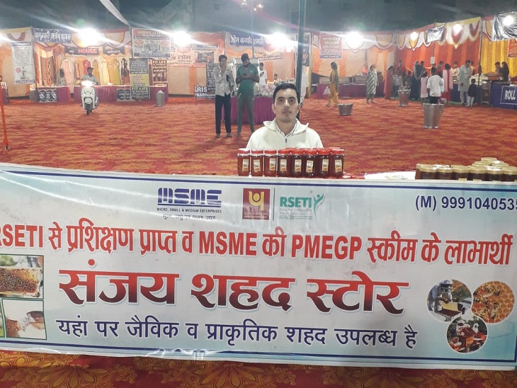 करनाल किसान मेले में अपनी स्टॉल लगाए किसान संजय।