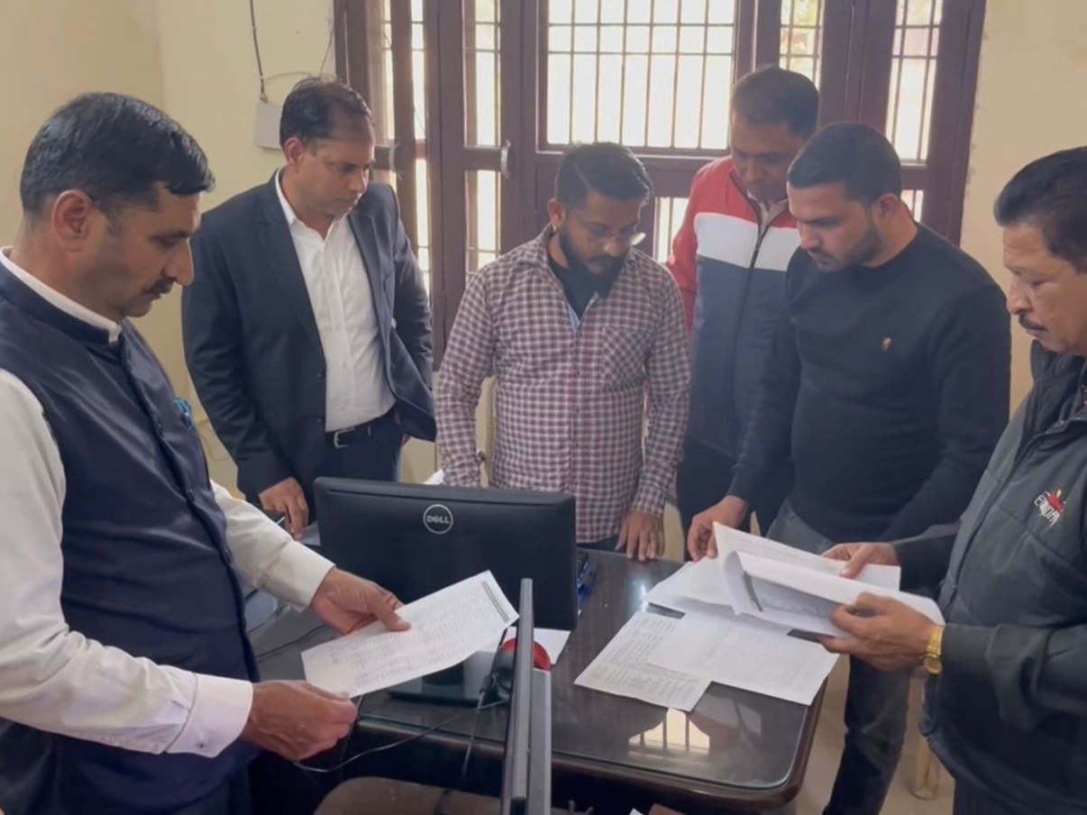 जांच करते हुए सीएम फ्लाइंग की टीम।