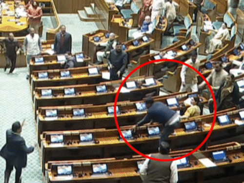 13 दिसंबर को संसद पर हमले की 22वीं बरसी पर लोकसभा में घुसपैठ हुई थी। - Dainik Bhaskar