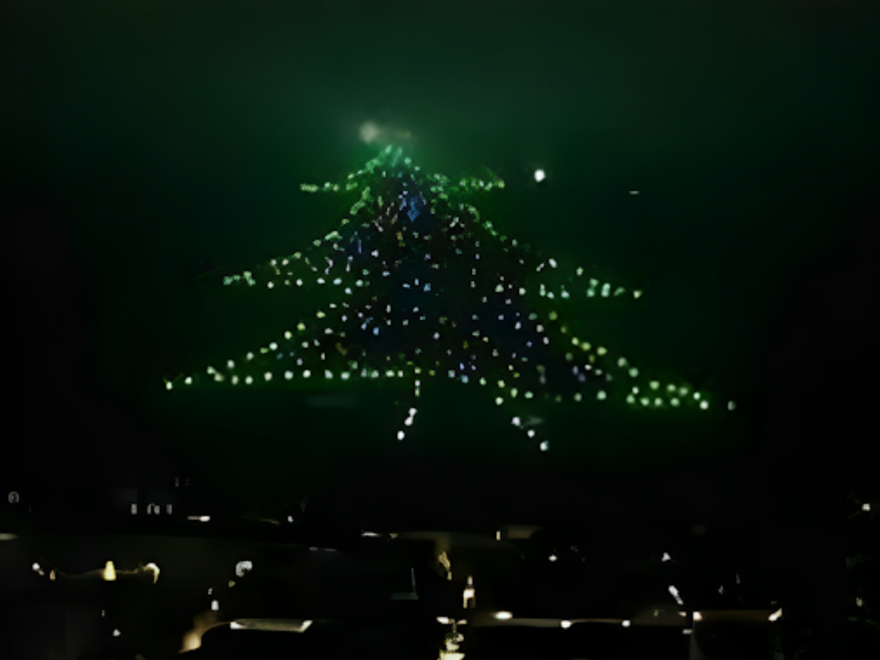 World’s largest Christmas tree lit in Italy | पहाड़ पर लाइटिंग से बना दिया क्रिसमस ट्री, 7.5 किलोमीटर लंबे बिजली के तार किए इस्तेमाल