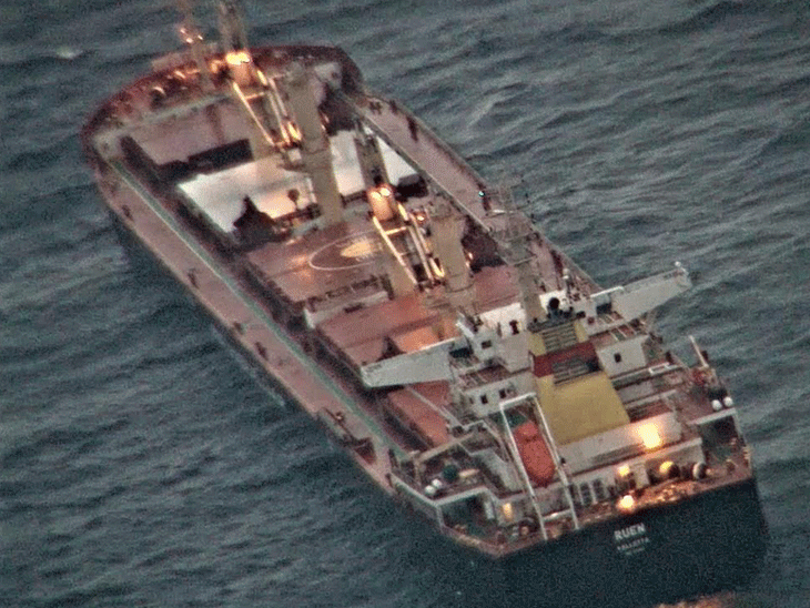 तस्वीर अरब सागर से हाइजैक किए  MV रुएन जहाज की है। - Dainik Bhaskar