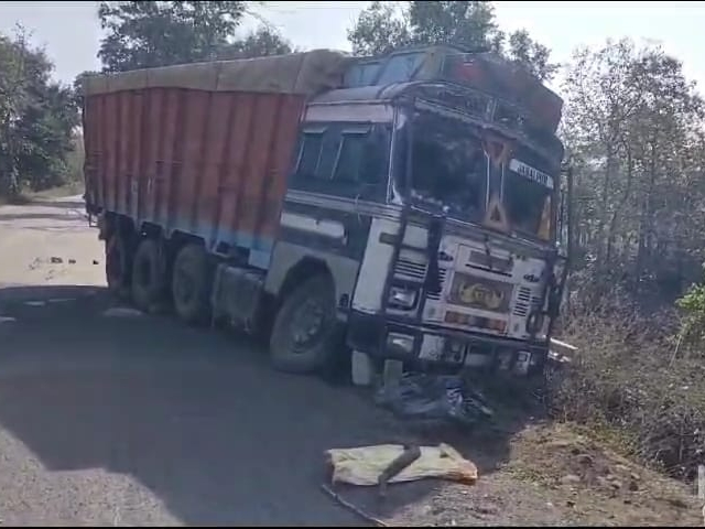 Truck lost control and collided with tree | बेकाबू होकर पेड़ से टकराया ...