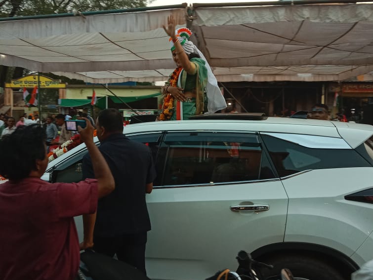 कांग्रेस विधायक हर्षिता स्वामी बघेल का आतिशबाजी के साथ स्वागत किया गया।