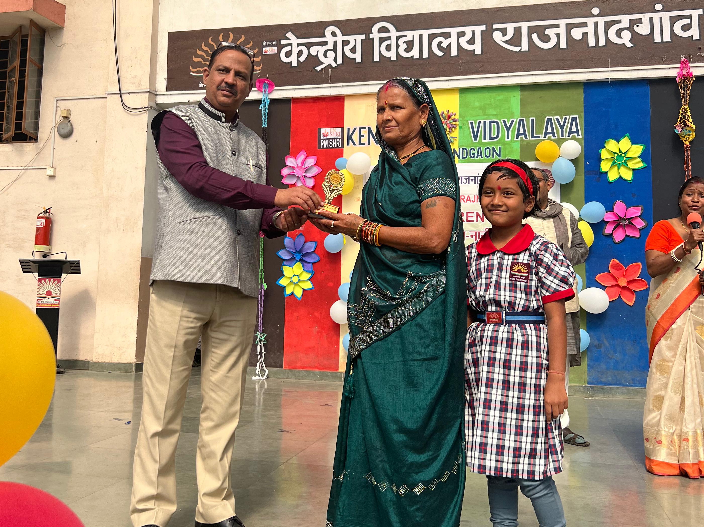 केंद्रीय विद्यालय राजनांदगांव में नाना-नानियों को सम्मानित किया गया।