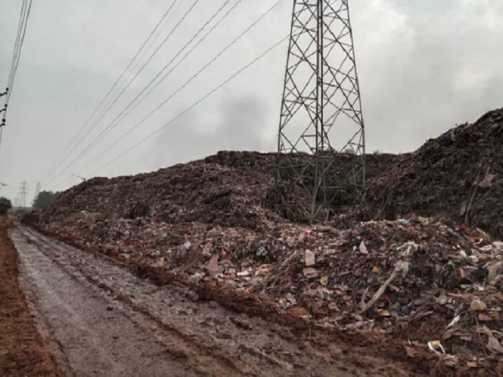 टावर के चारों तरफ लगा कचरे का ढेर - Dainik Bhaskar