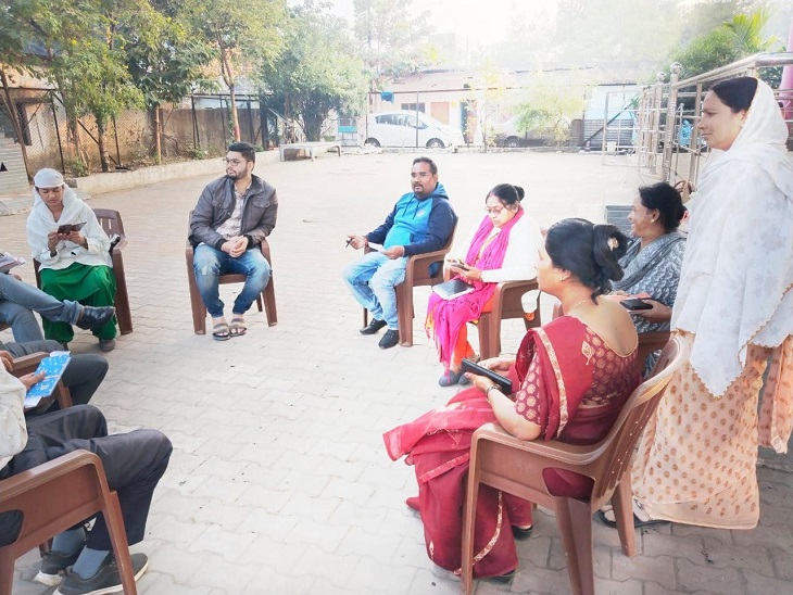 क्षेत्र में सर्वे के लिए पहुंची स्वास्थ्य विभाग की टीम। - Dainik Bhaskar