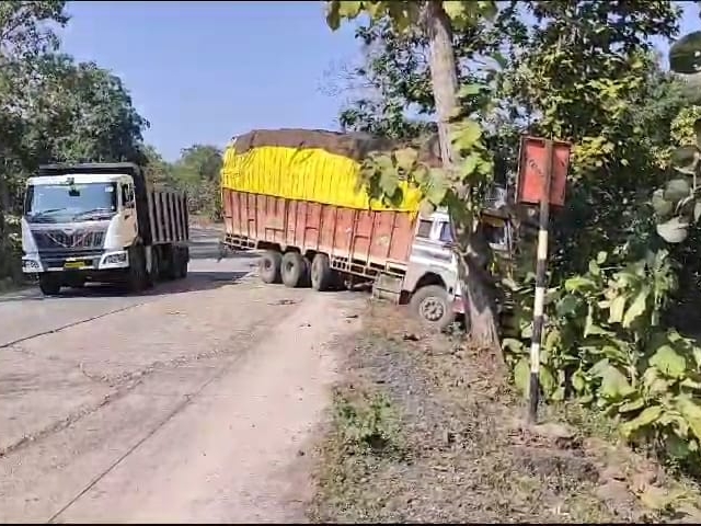 Truck lost control and collided with tree | बेकाबू होकर पेड़ से टकराया ...