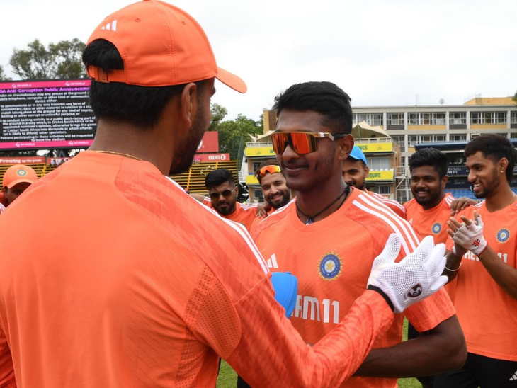 केएल राहुल ने सुदर्शन को डेब्यू कैप सौंपी.  वह भारत के लिए वनडे खेलने वाले 253वें क्रिकेटर बने।  वह भारत के लिए अंतरराष्ट्रीय क्रिकेट खेलने वाले 400वें खिलाड़ी भी बने।