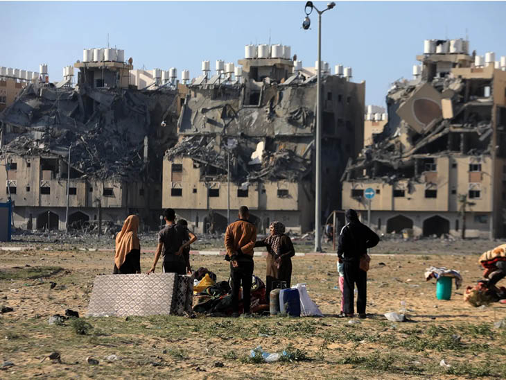 गाजा में तबाह हुई इमारतें। इजराइल लगातार गाजा के रिहायशी इलाकों में बमबारी कर रहा है।