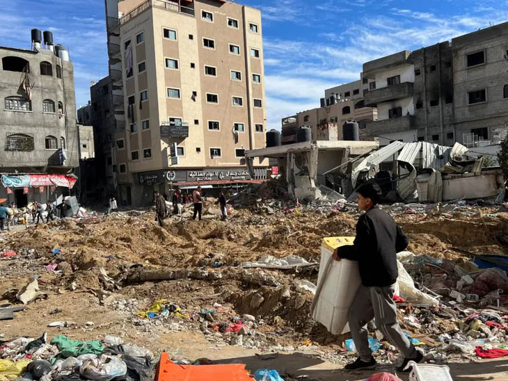 तस्वीर गाजा में कमल अदवान अस्पताल के बाहर की है। यहां इजराइली बमबारी के बाद सब तबाह हो गया।