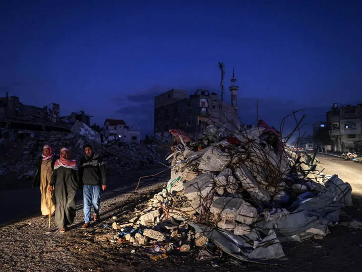 गाजा में बिजली नहीं है। इजराइल ने कम्युनिकेशन भी काट दिया है।