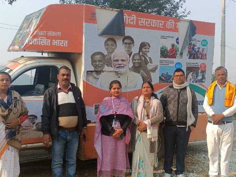 Vikas Bharat Sankalp Yatra train reached Rohtas, Information given about  central government schemes, | केंद्र सरकार की योजनाओं की दी गई जानकारी,  उमड़ी लोगों की भीड़ - Dainik Bhaskar