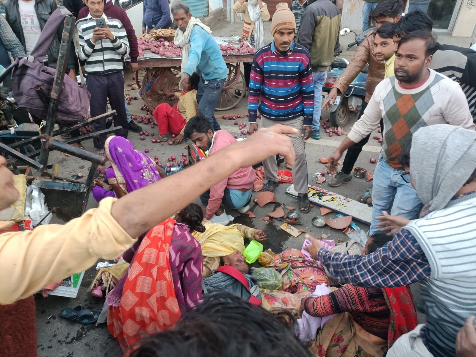 Truck crushed 5 vehicles including e-rickshaw in Bulandshahr