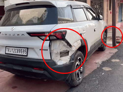 ग्रे कलर की स्विफ्ट से लटकते हुए डॉ. संजय का सिर पहले इसी ब्रेजा कार से टकराया था। इसके बाद आगे लाल घेरे में नजर आ रहे लोहे के खंभे से जा लगा।