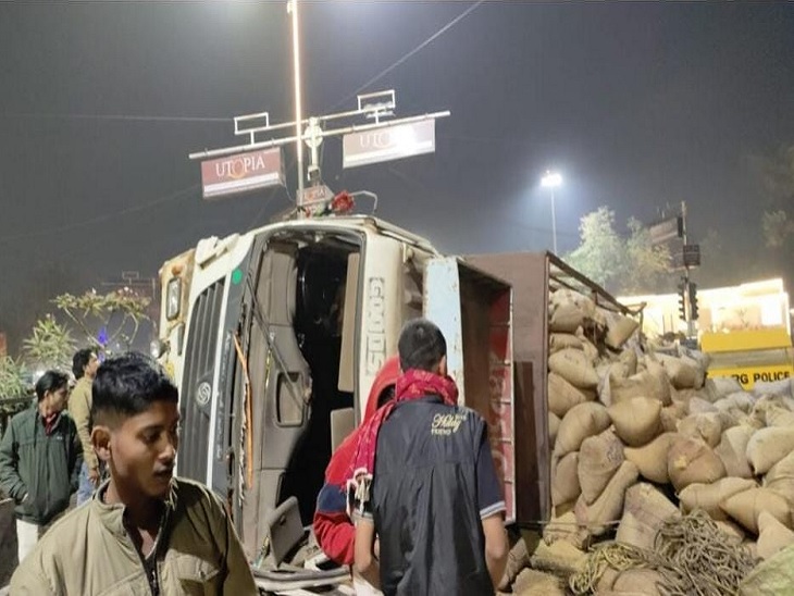 धान से भरा ट्रक बीच सड़क पर पलटा। - Dainik Bhaskar
