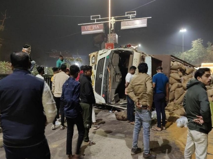 ट्रक पलटने के बाद मौके पर लगी लोगों की भीड़।