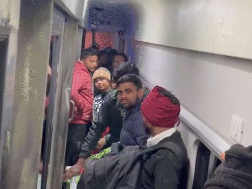 Mahananda Express ticketless passengers in 1st AC coach | महिला पैसेंजर ने सोशल मीडिया पर शेयर किया वीडियो, लिखा- ज्यादा पैसे देकर भी हम सुरक्षित नहीं