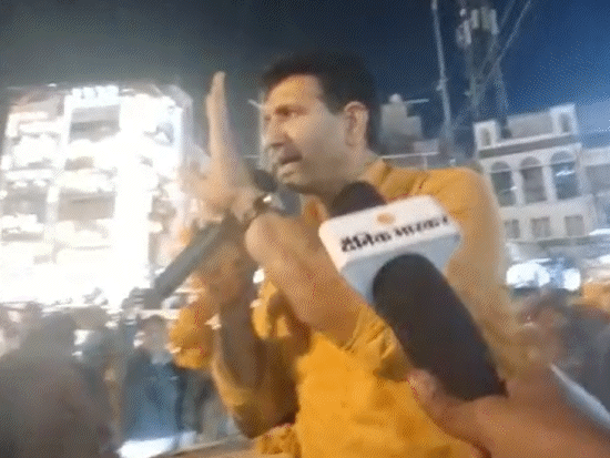 भोपाल के बैरागढ़ में कांग्रेस कार्यकर्ताओं ने आतिशबाजी कर जीतू पटवारी का स्वागत किया।