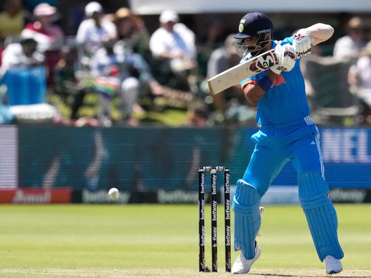 केएल राहुल ने 60 बॉल पर फिफ्टी पूरी की। उन्होंने वनडे करियर का 18वीं फिफ्टी जमाई।