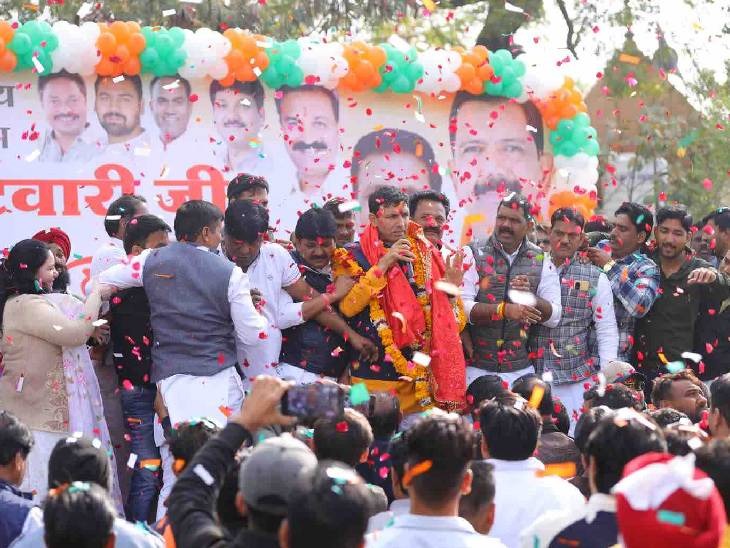 देवास में कांग्रेस कार्यकर्ताओं ने जीतू पटवारी का स्वागत किया।