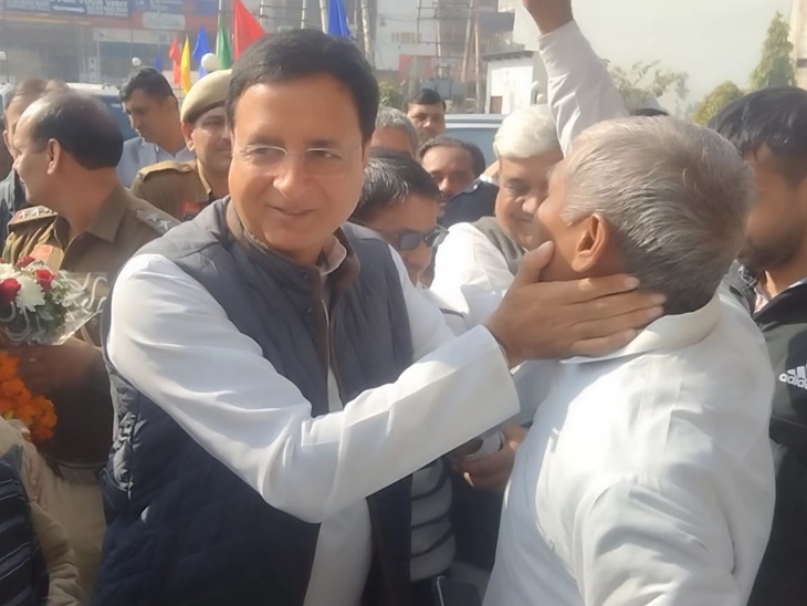रोहतक में पहुंचे रणदीप सुरजेवाला कार्यकर्ताओं से मिलते हुए