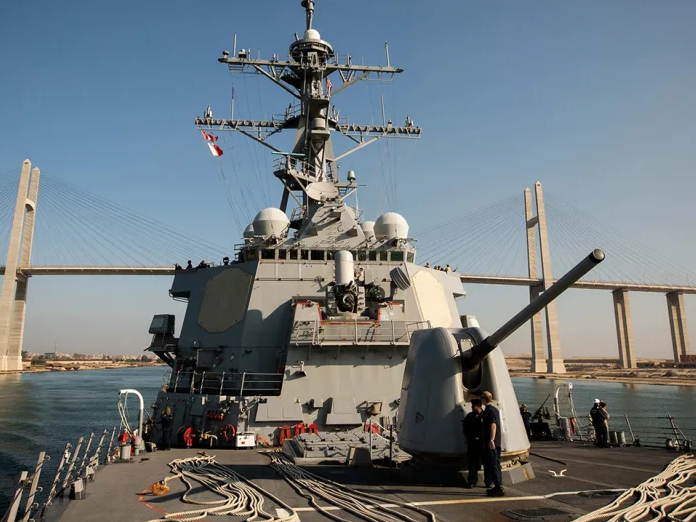 अमेरिकी वॉरशिप पर कई तरह के हथियार हैं। हालांकि, यह साफ नहीं है कि हूती विद्रोहिोयों के ड्रोन किस मिसाइल से गिराए गए। (प्रतीकात्मक) - Dainik Bhaskar