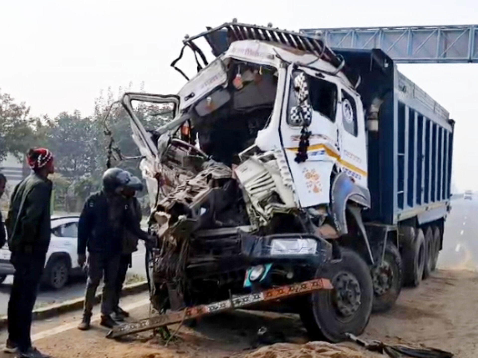 Two dumpers collide in Kanpur Dehat, driver-cleaner killed