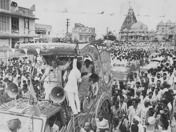 तस्वीर 25 सितंबर 1990 की है, जब सोमनाथ मंदिर के दिग्विजय द्वार से राममंदिर आंदोलन के लिए रथयात्रा शुरू हुई थी।