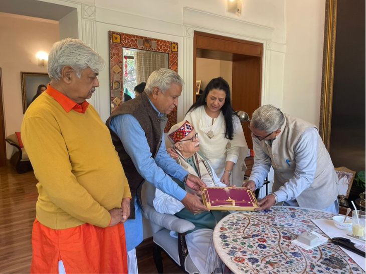 विश्व हिंदू परिषद ने मंगलवार को राम मंदिर के उद्घाटन समारोह के लिए लालकृष्ण आडवाणी को आमंत्रित किया।
