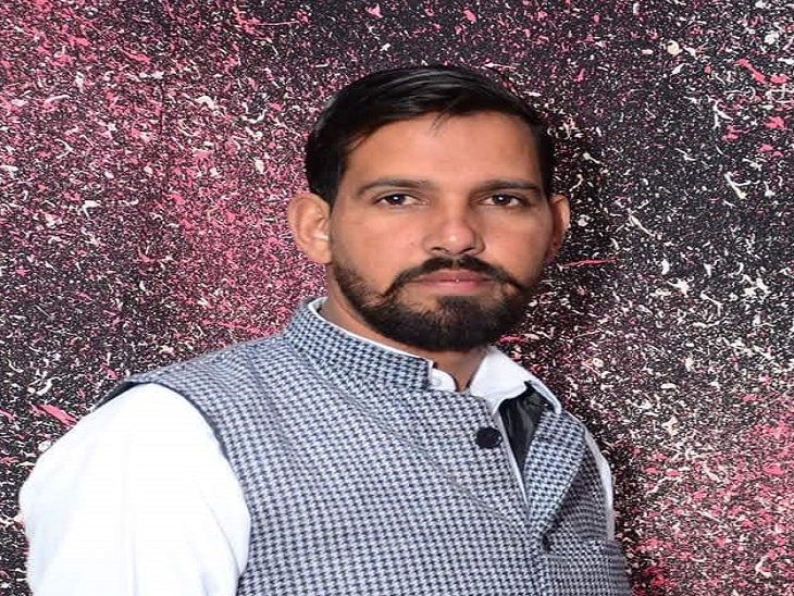 जानकारी देता ग्रामीण रमेश कुमार।