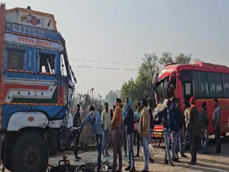 हादसे में ट्रक व बस के सामने का हिस्सा बुरी तरह से क्षतिग्रस्त हो गया।